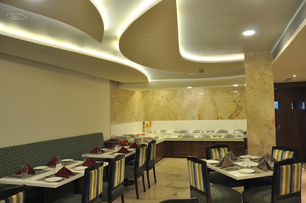 La Woods Hotel Chennai Exterior foto