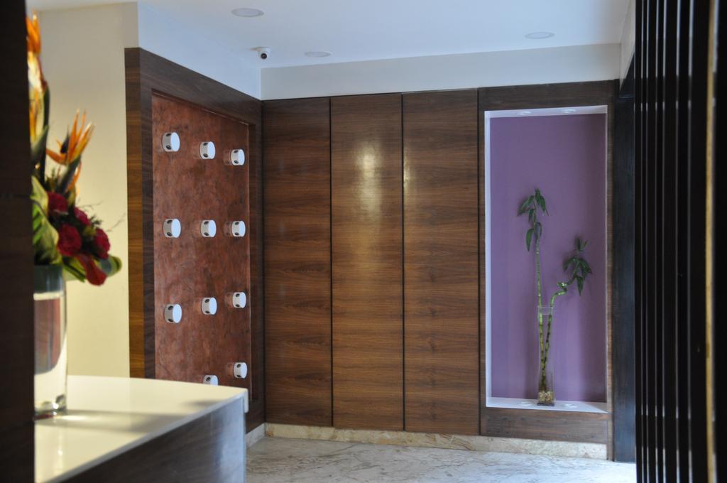 La Woods Hotel Chennai Exterior foto