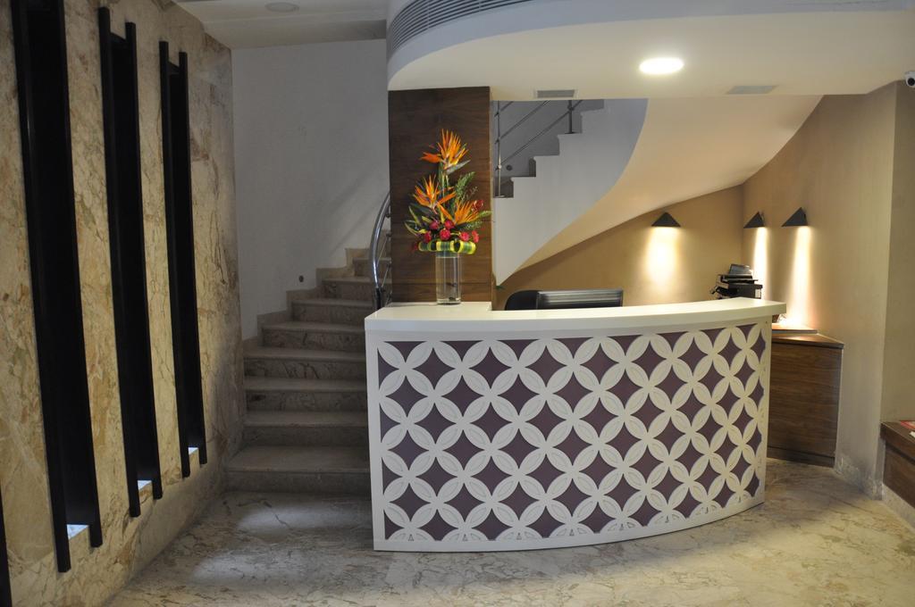 La Woods Hotel Chennai Exterior foto
