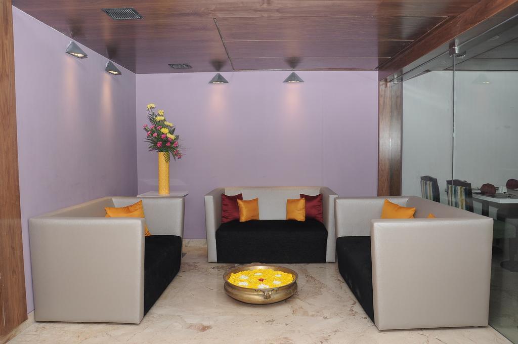 La Woods Hotel Chennai Exterior foto