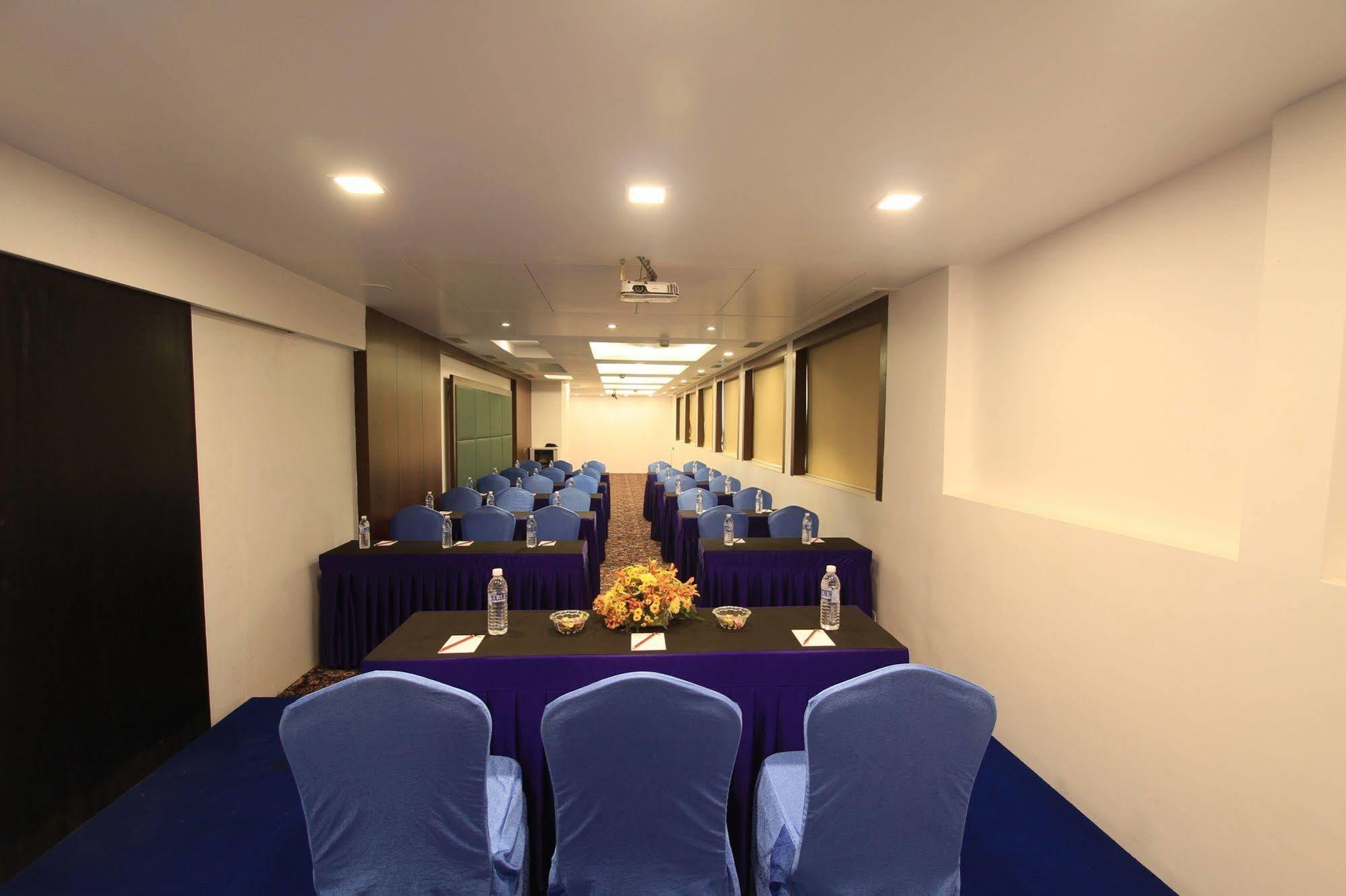 La Woods Hotel Chennai Exterior foto