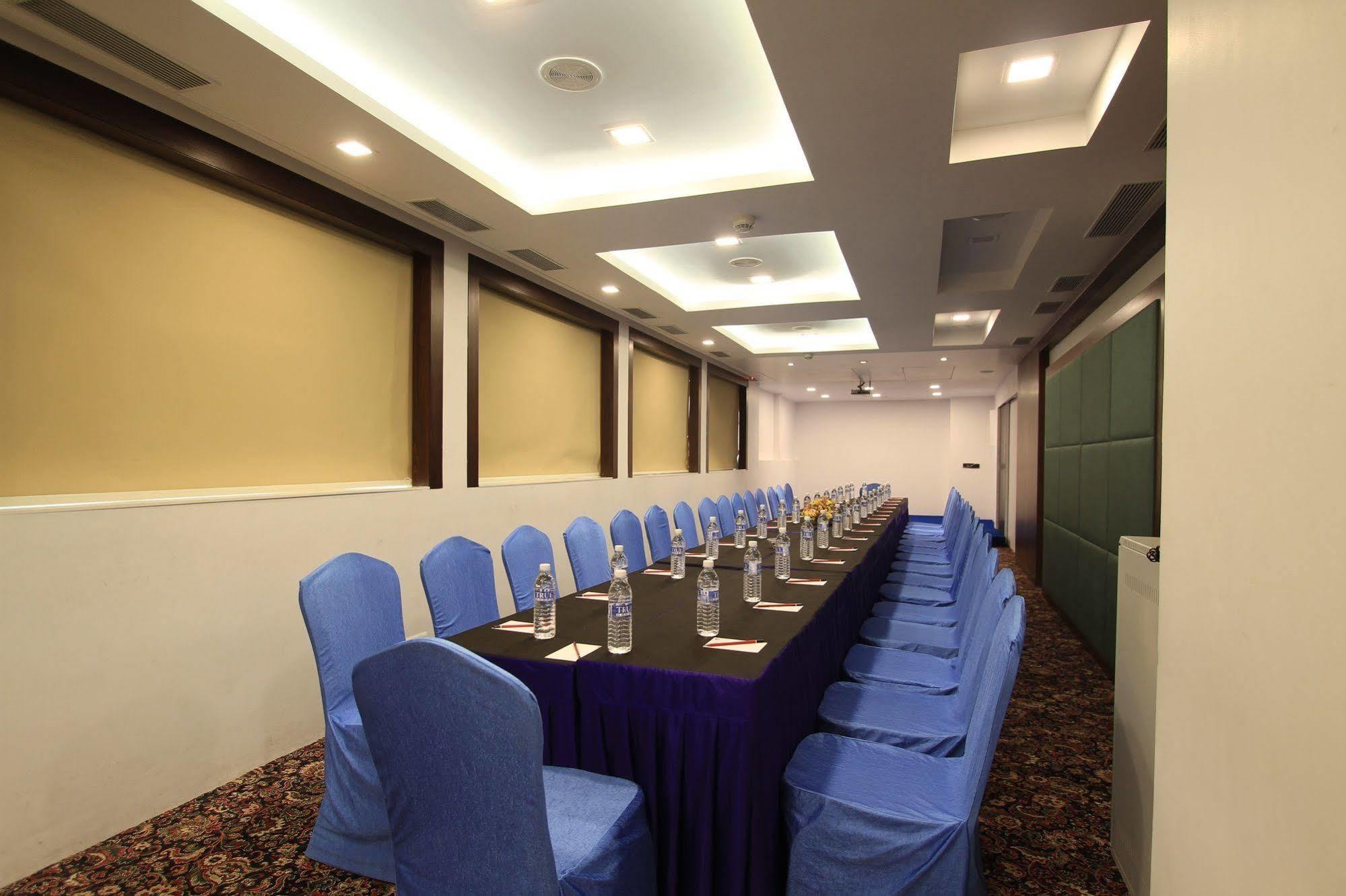 La Woods Hotel Chennai Exterior foto