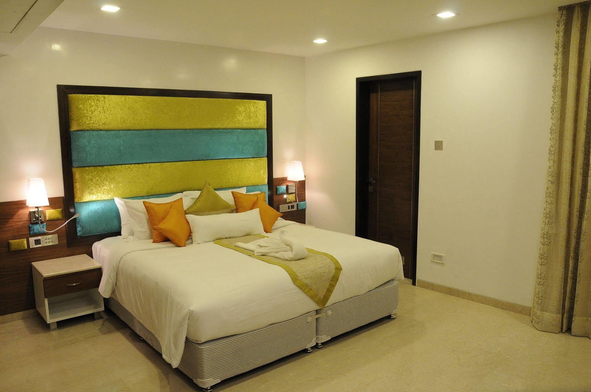 La Woods Hotel Chennai Exterior foto